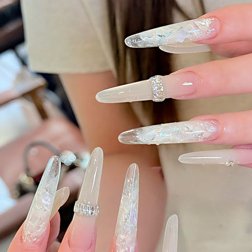 Hailey Glam • Ručno Rađeni Dugi Almond Nokti (Cirkoni & Sedef)
